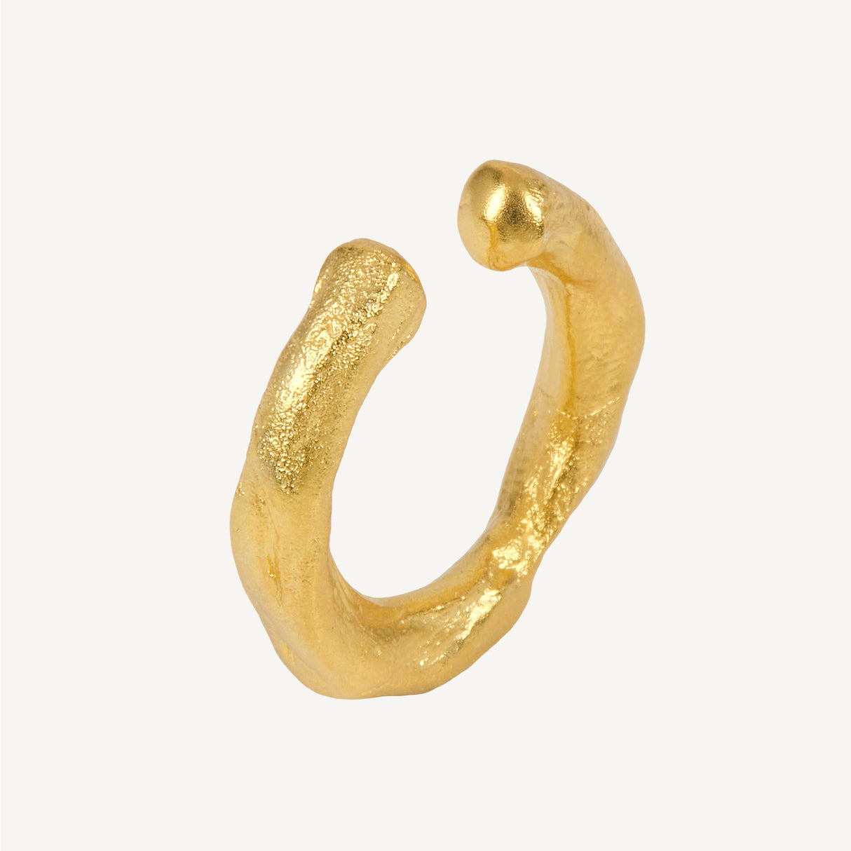 Anillo de plata artesanal Soleil: diseño orgánico abstracto en plata de ley 925 bañada en oro de 18 quilates.