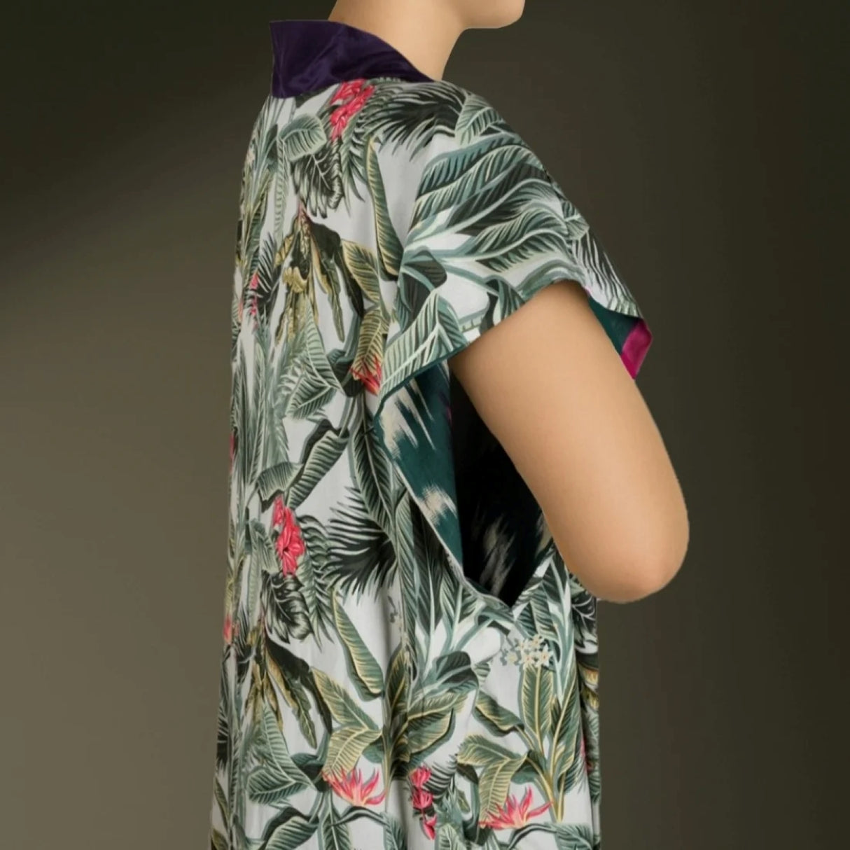 Kimono Azelle: Kimono reversible de seda y algodón ikat tejido a mano con detalles en violeta intenso y reverso tropical para un lujo bohemio moderno.