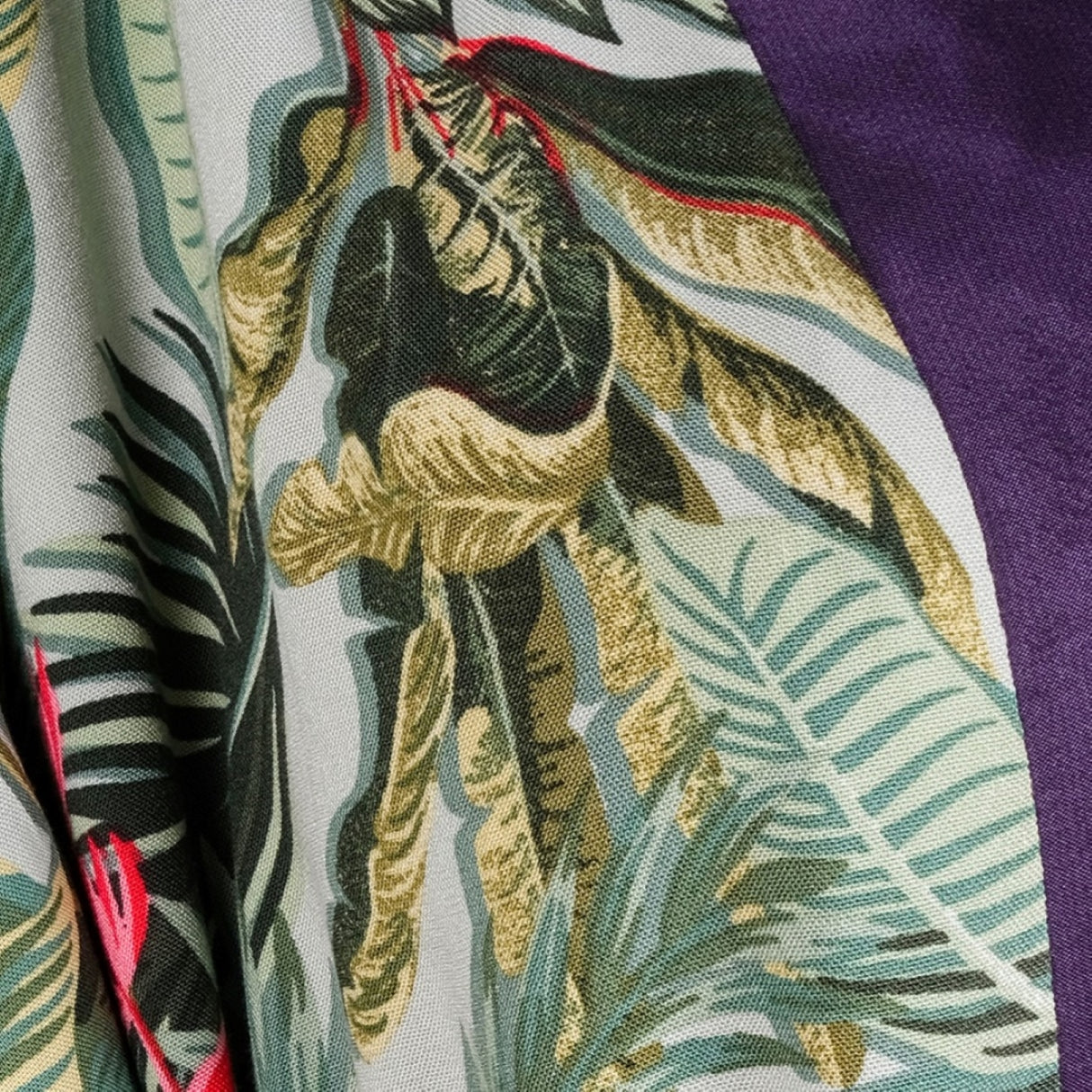 Kimono Azelle: Kimono reversible de seda y algodón ikat tejido a mano con detalles en violeta intenso y reverso tropical para un lujo bohemio moderno.