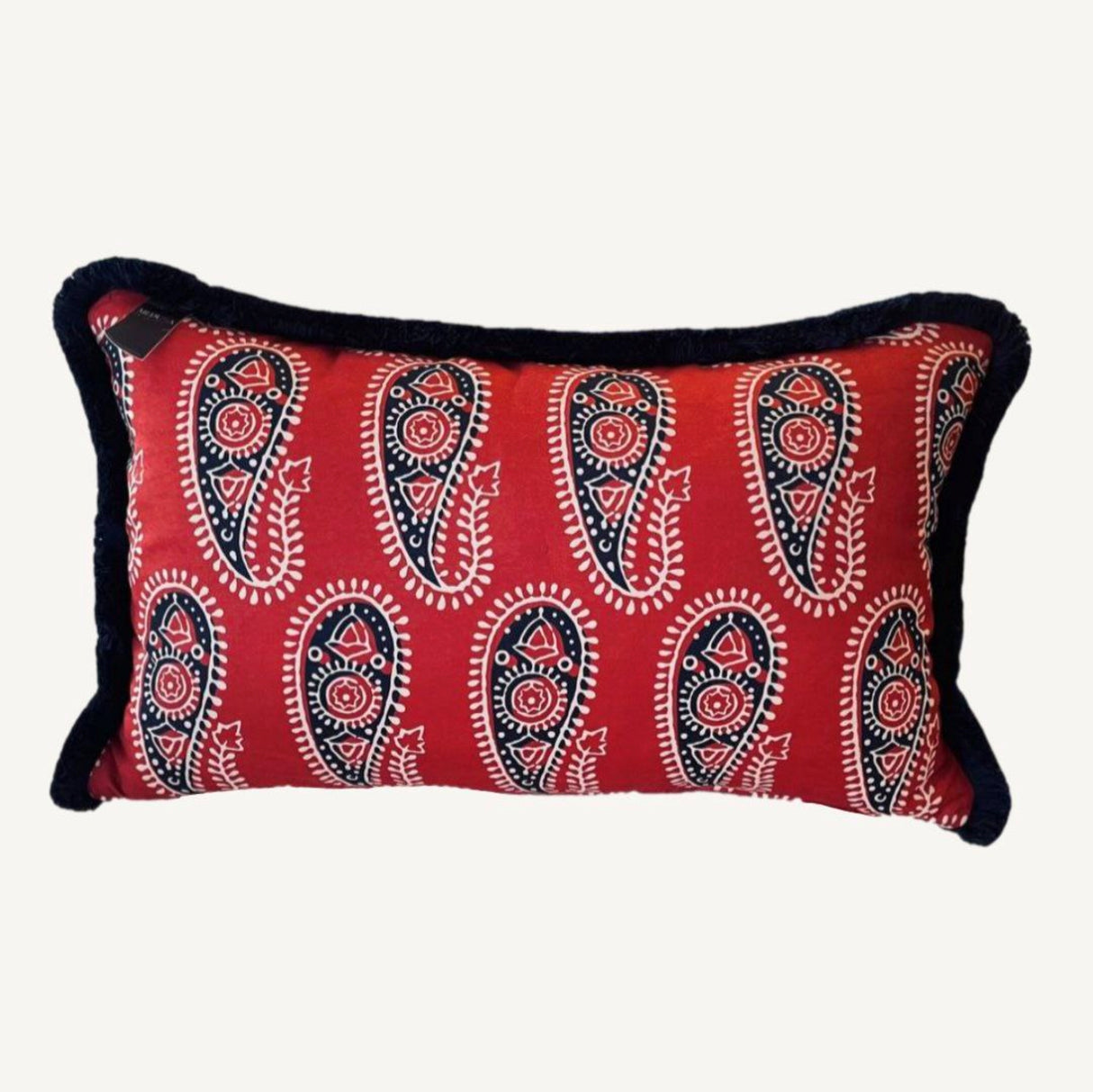 Cojín Braxely: almohada decorativa de ante sintético con elegantes volantes de polialgodón