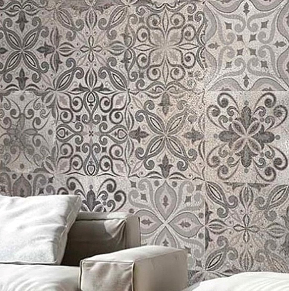 Papel pintado con azulejos estampados en beige: decoración de pared mediterránea vintage para interiores luminosos y atemporales. Azulejos en papel pintado marrón.