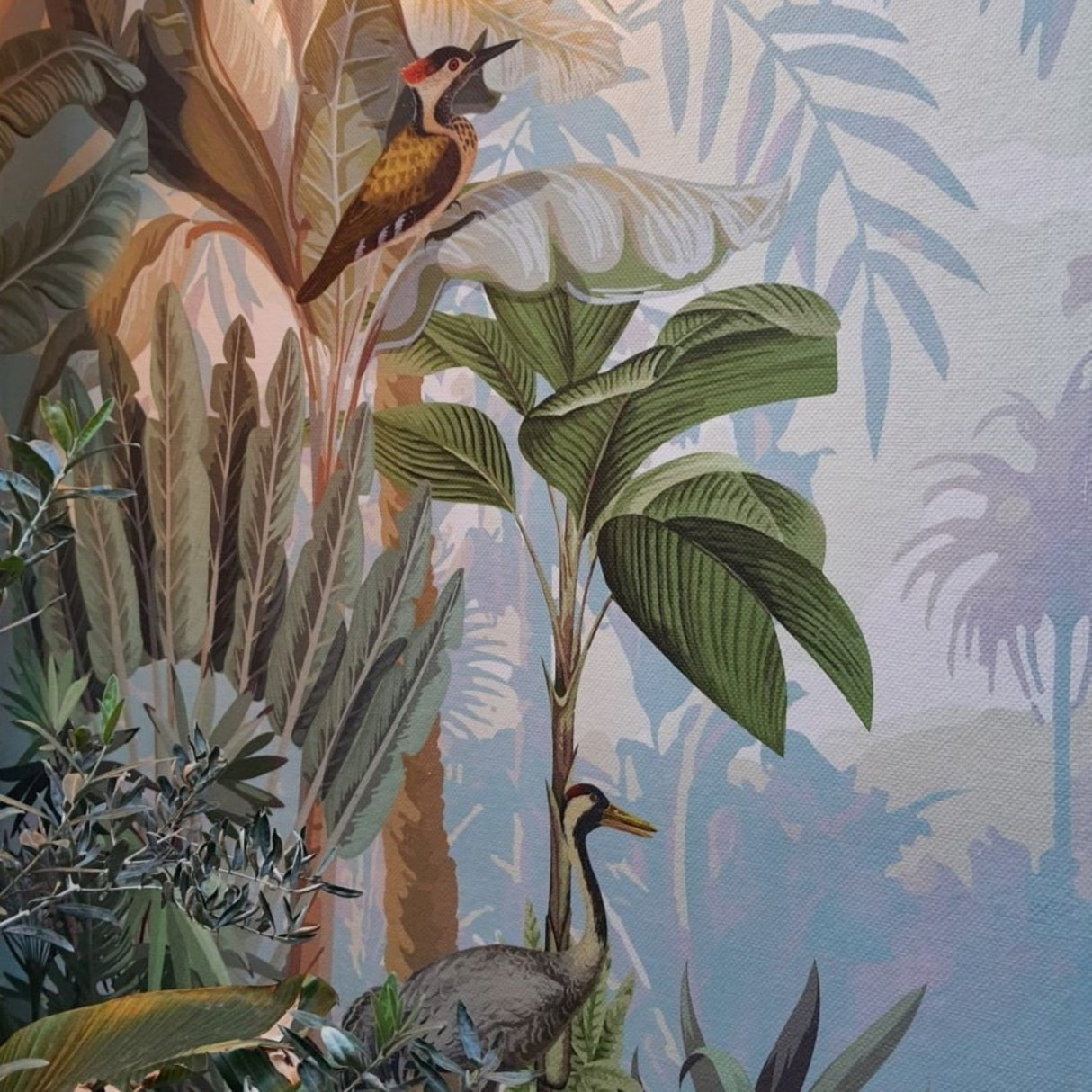 Papel pintado personalizado para exteriores con pavos reales y hojas tropicales: diseño inspirado en la naturaleza