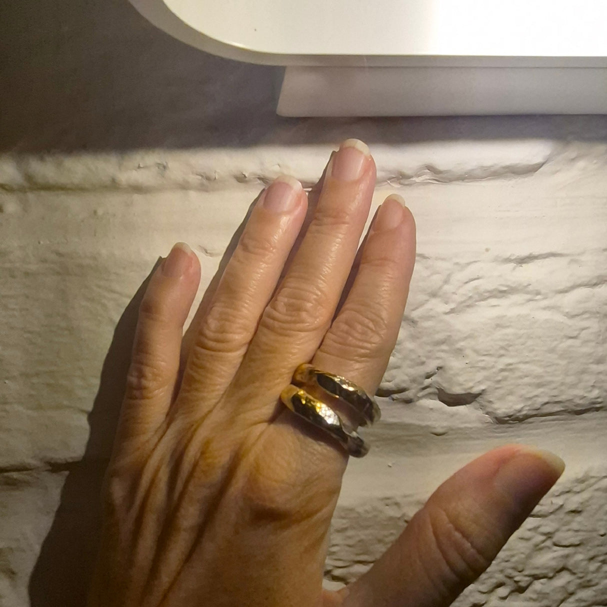 Anillo de plata artesanal Eclipse: diseño orgánico abstracto en plata de ley 925 bañada en oro de 18 quilates.