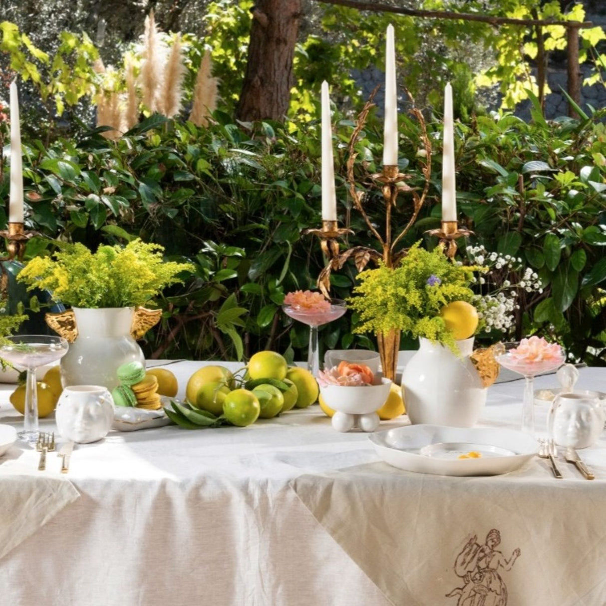 Juego de porcelana con alas doradas: elegante decoración para el hogar con detalles en oro de 24 quilates para mesas con estilo.
