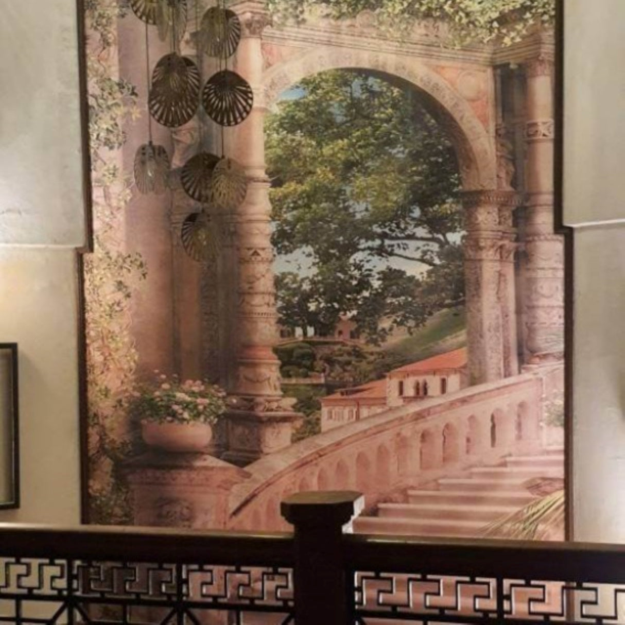 Escaleras de castillo en papel pintado de verano, de la serie "La chica en la ventana" - Diseño rústico pastoral