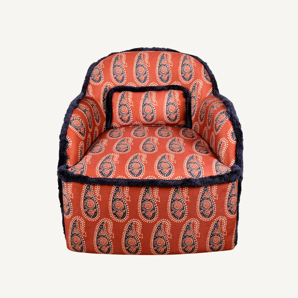 Sillón Braxely: Sillón de madera con tapizado de terciopelo de poliéster y estampado paisley.