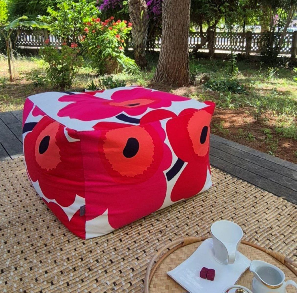 Puf Maxi Bloom-Pop: Asiento otomano hecho a mano con estampado floral de tela Marimekko