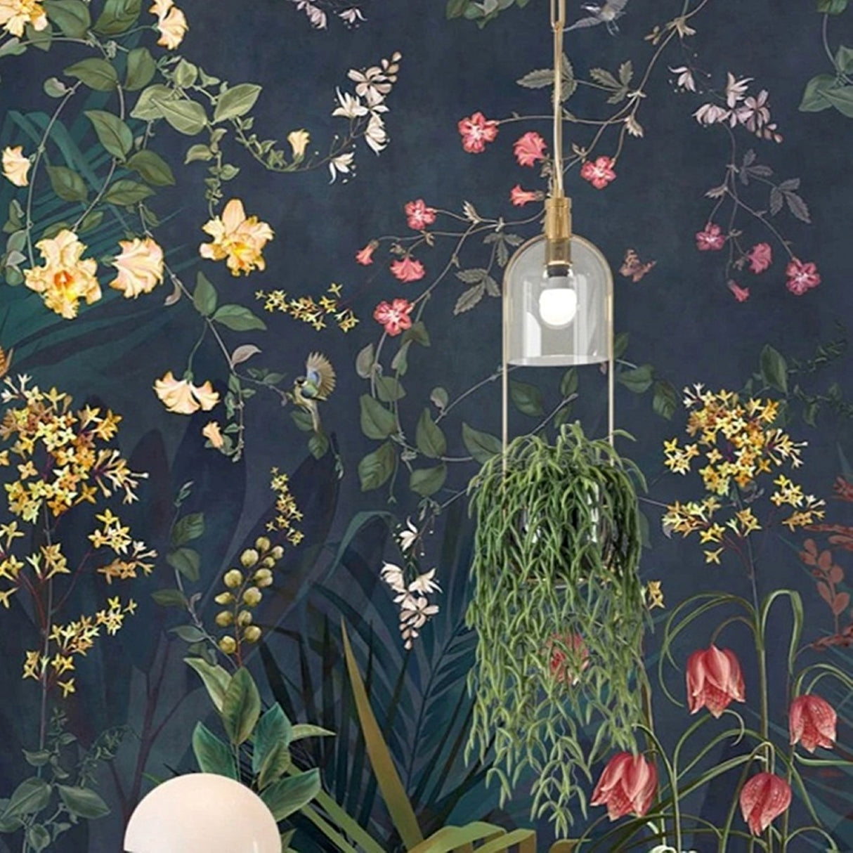 Papel pintado "Pájaros y flores en el jardín del paraíso": disponible en versiones impresas y en relieve para interiores elegantes.