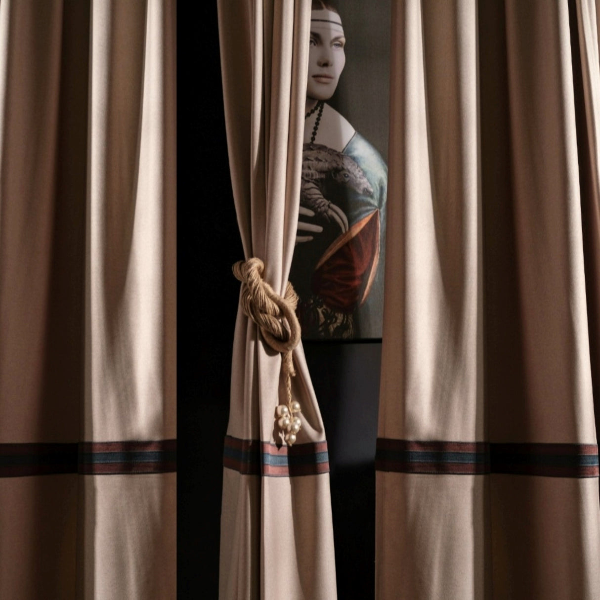 Newra - Cortina de poliéster beige con rayas en terracota y azul acero: para interiores sofisticados