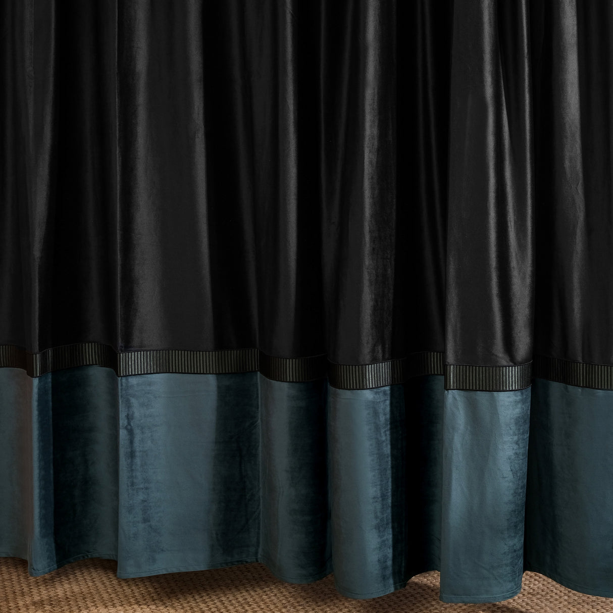Theo – Cortina de terciopelo negro y verde petróleo con detalle de borde lineal – Para interiores modernos y lujosos