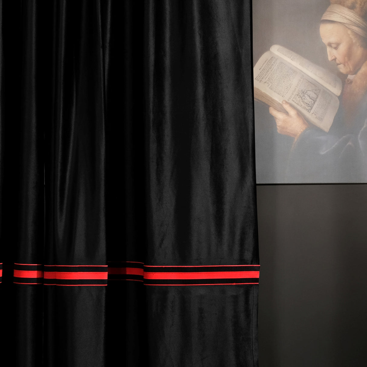 Arago - Cortina de terciopelo de poliéster Crimson Line Noir con lujoso detalle de rayas carmesí: para interiores sofisticados