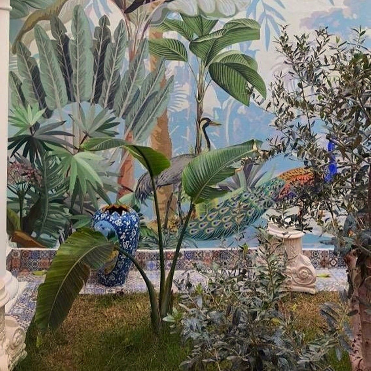 Papel pintado personalizado para exteriores con pavos reales y hojas tropicales: diseño inspirado en la naturaleza