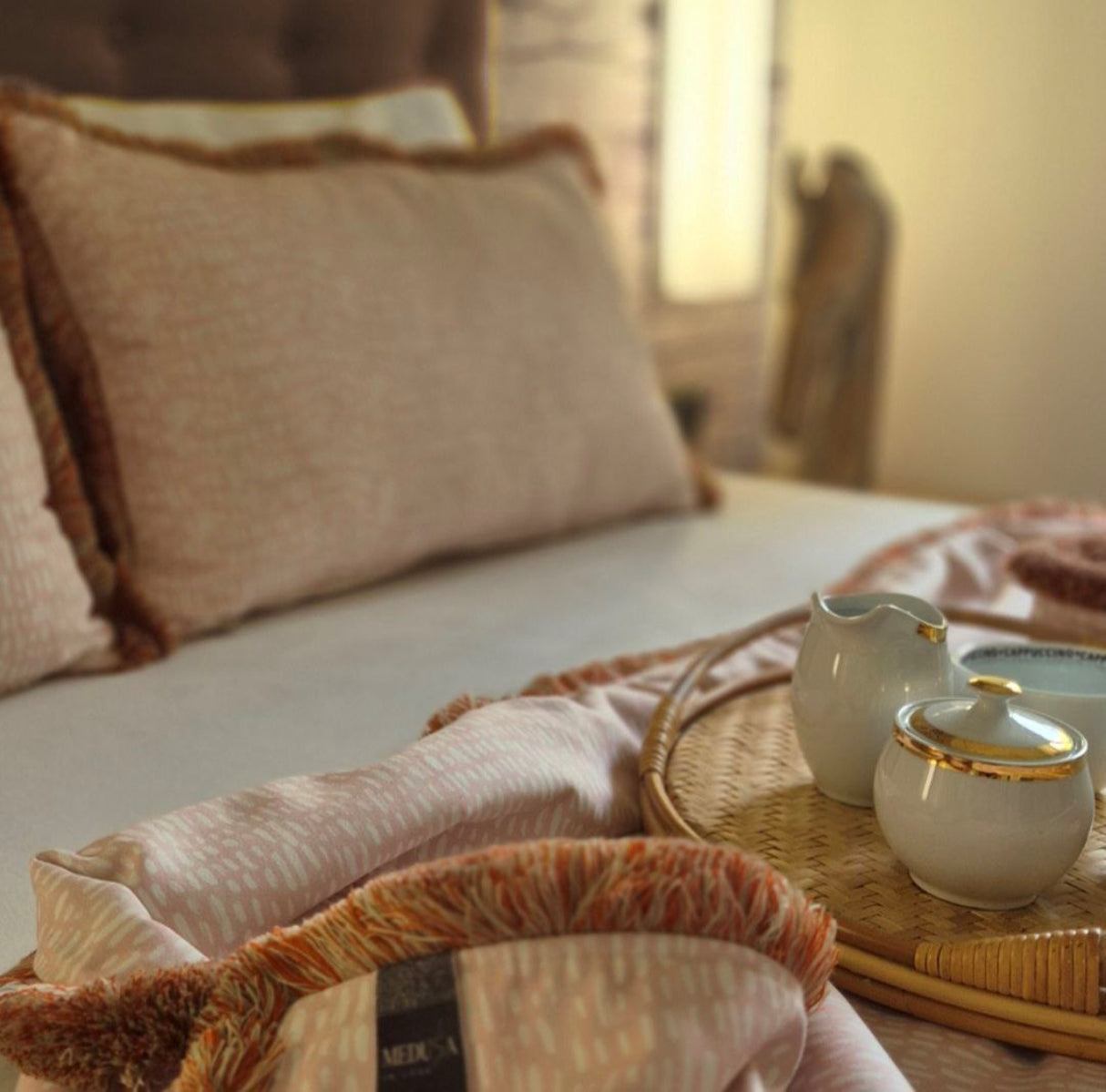 Cojín Blushy: almohada decorativa de ante sintético con elegantes volantes de polialgodón