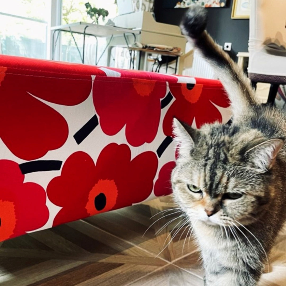 Mini mesa de centro Bloom-Pop: hecha a mano con estampado floral de tela Marimekko