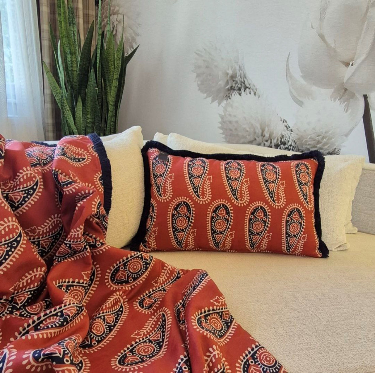 Cojín Braxely: almohada decorativa de ante sintético con elegantes volantes de polialgodón