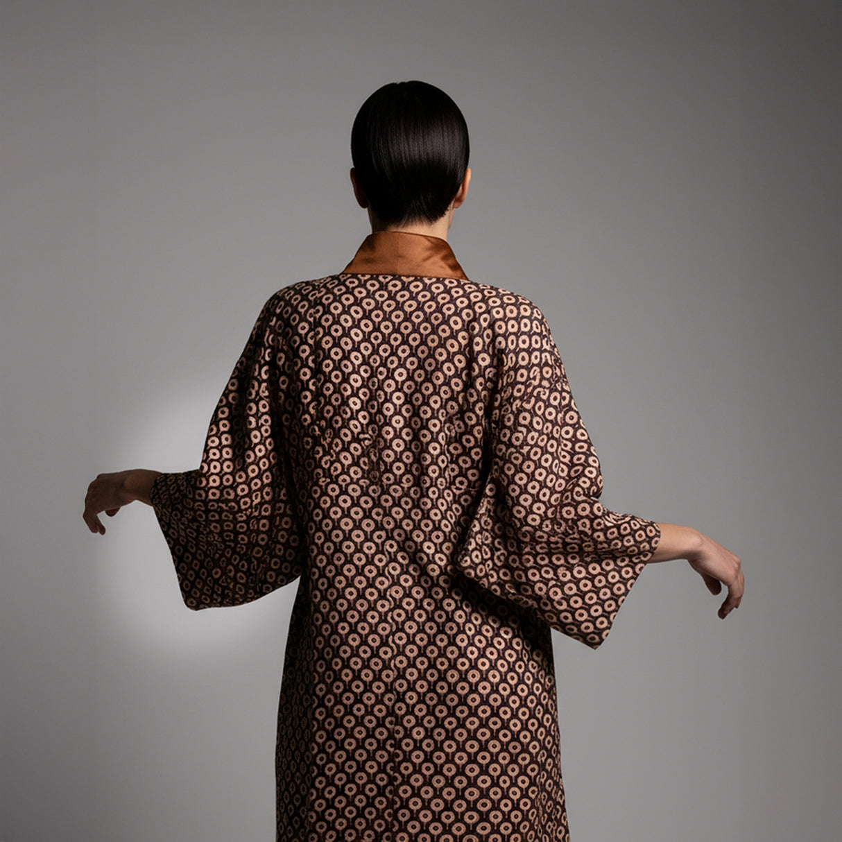 Omna Bronze Unisex Kimono – Geometric Patterned Suede Kimono with Burnished Satin Trim for Modern Refined Elegance
