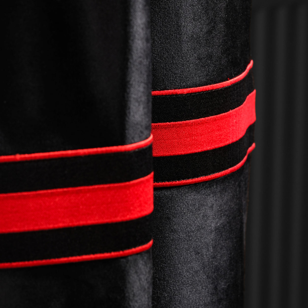 Arago - Cortina de terciopelo de poliéster Crimson Line Noir con lujoso detalle de rayas carmesí: para interiores sofisticados