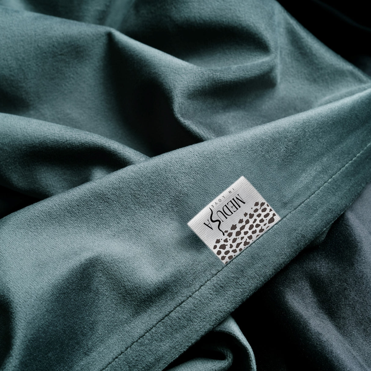 Theo – Cortina de terciopelo negro y verde petróleo con detalle de borde lineal – Para interiores modernos y lujosos