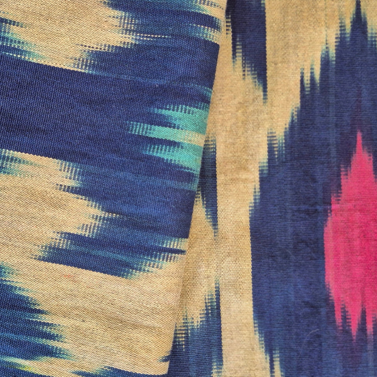 Kimono Kamola: kimono ikat de seda y algodón tejido a mano en esmeralda, fucsia y beige para un estilo bohemio y moderno.