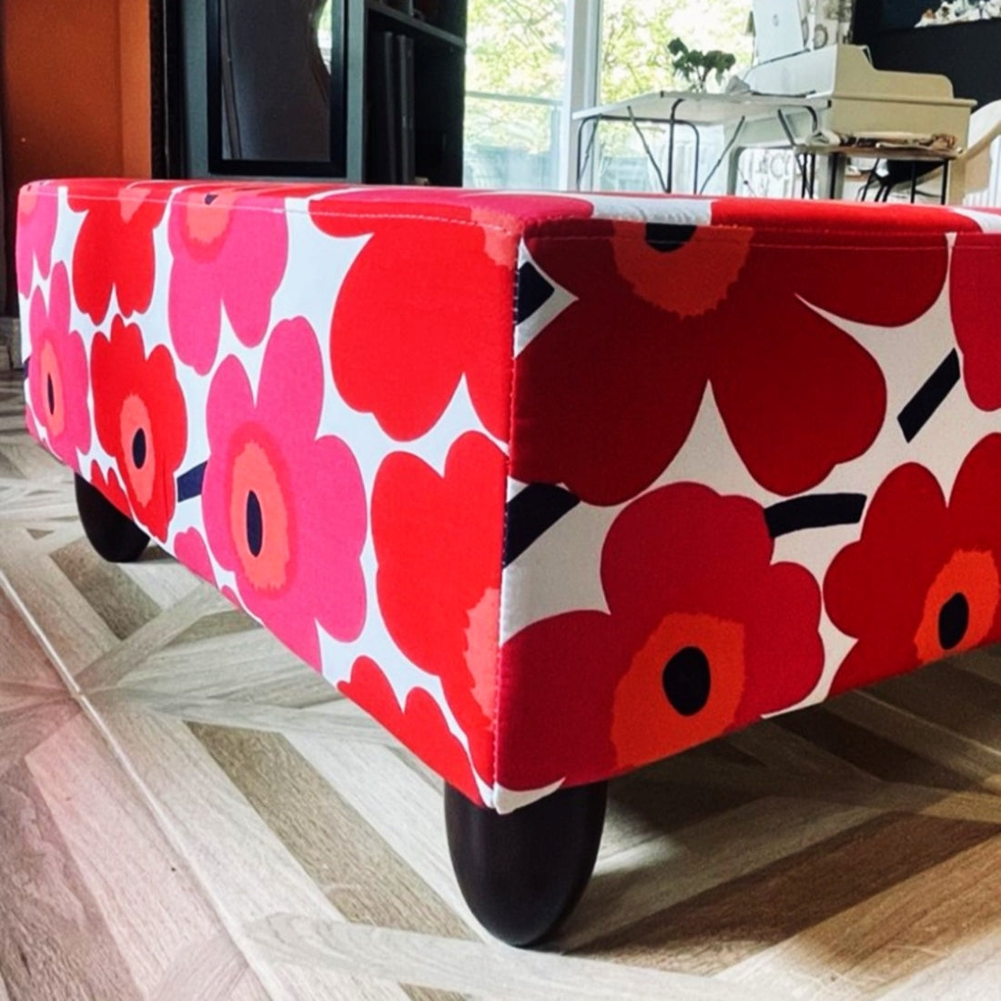 Mini mesa de centro Bloom-Pop: hecha a mano con estampado floral de tela Marimekko