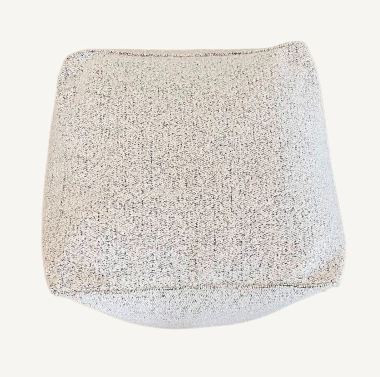 Puf Lune: otomana gris claro hecha a mano con diseño de tejido bouclé texturizado
