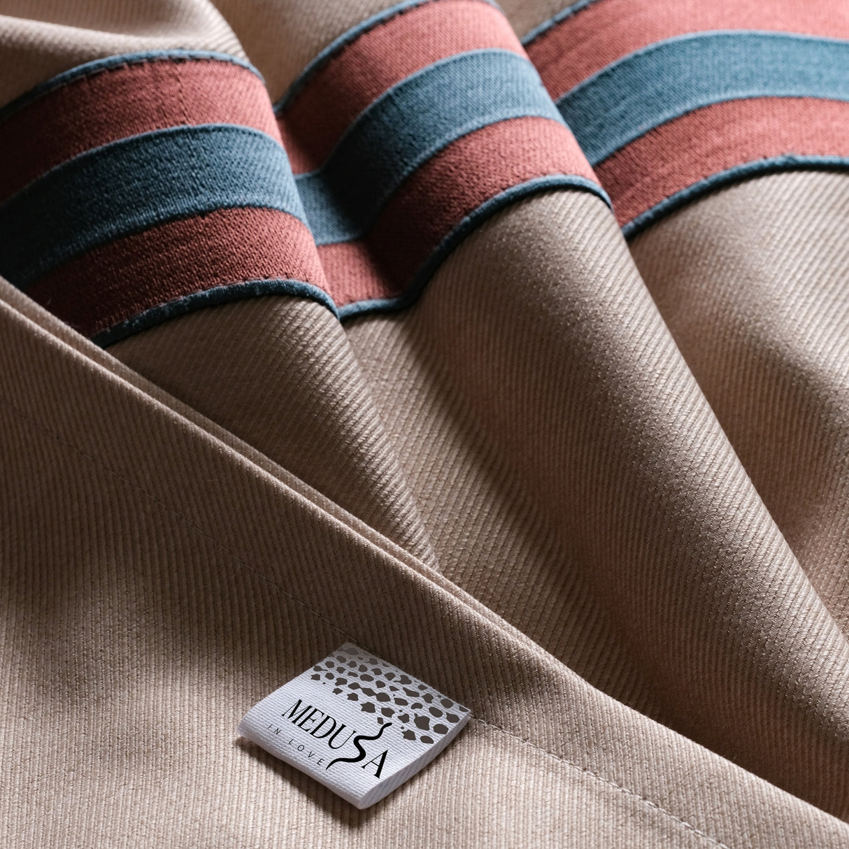 Newra - Cortina de poliéster beige con rayas en terracota y azul acero: para interiores sofisticados