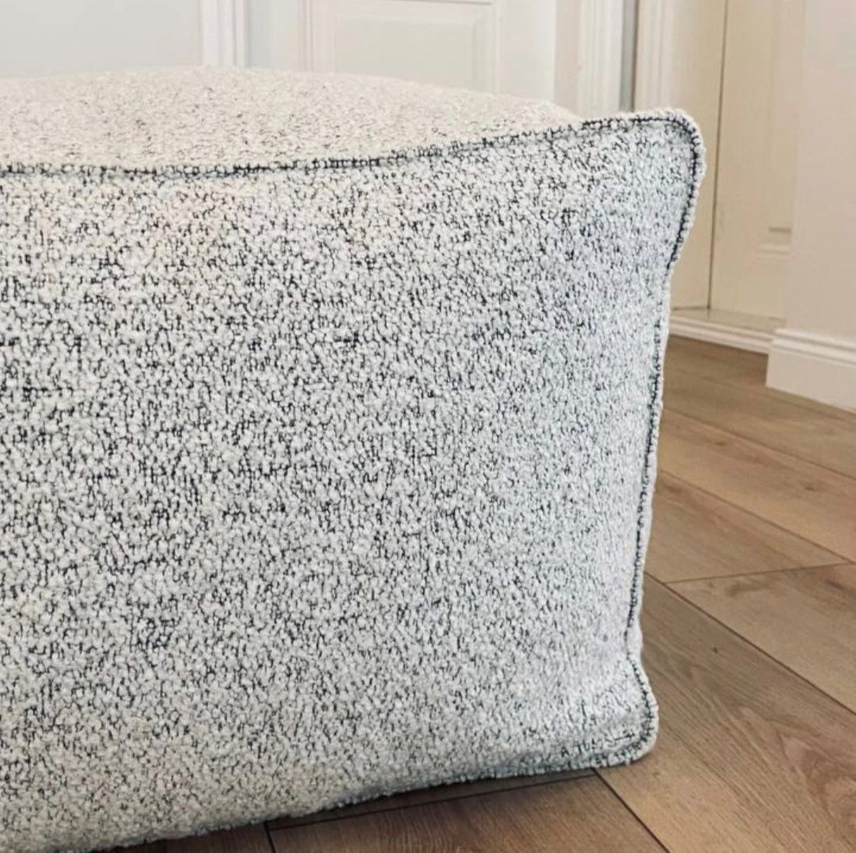 Puf Lune: otomana gris claro hecha a mano con diseño de tejido bouclé texturizado
