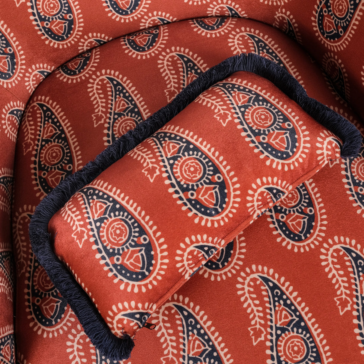 Sillón Braxely: Sillón de madera con tapizado de terciopelo de poliéster y estampado paisley.