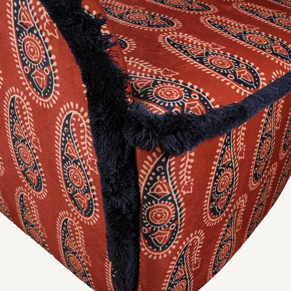 Sillón Braxely: Sillón de madera con tapizado de terciopelo de poliéster y estampado paisley.