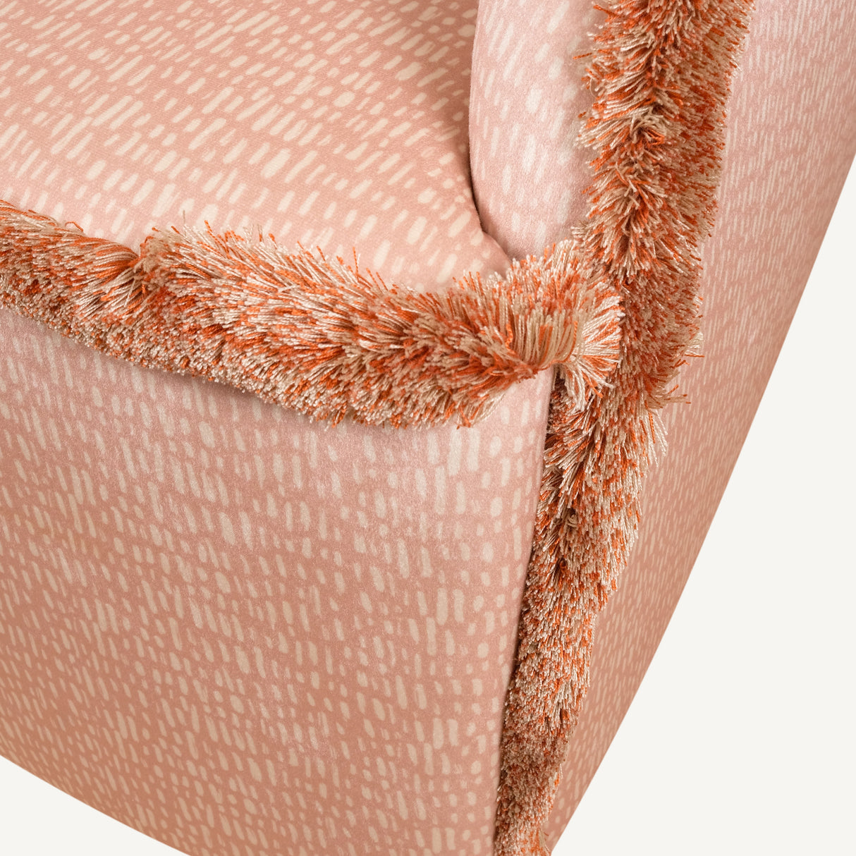 Pembe Koltuk – Polyester Kadife Kumaşlı, Geometrik Desenli Ahşap Koltuk