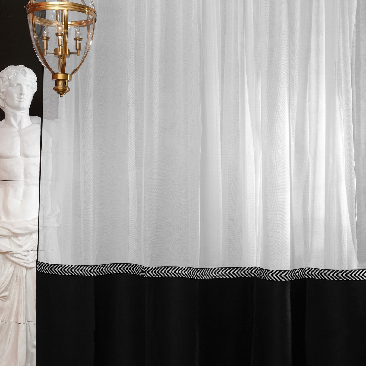 Boro – Cortina negra con borde geométrico en zigzag en blanco y negro – Para interiores modernos y decorativos