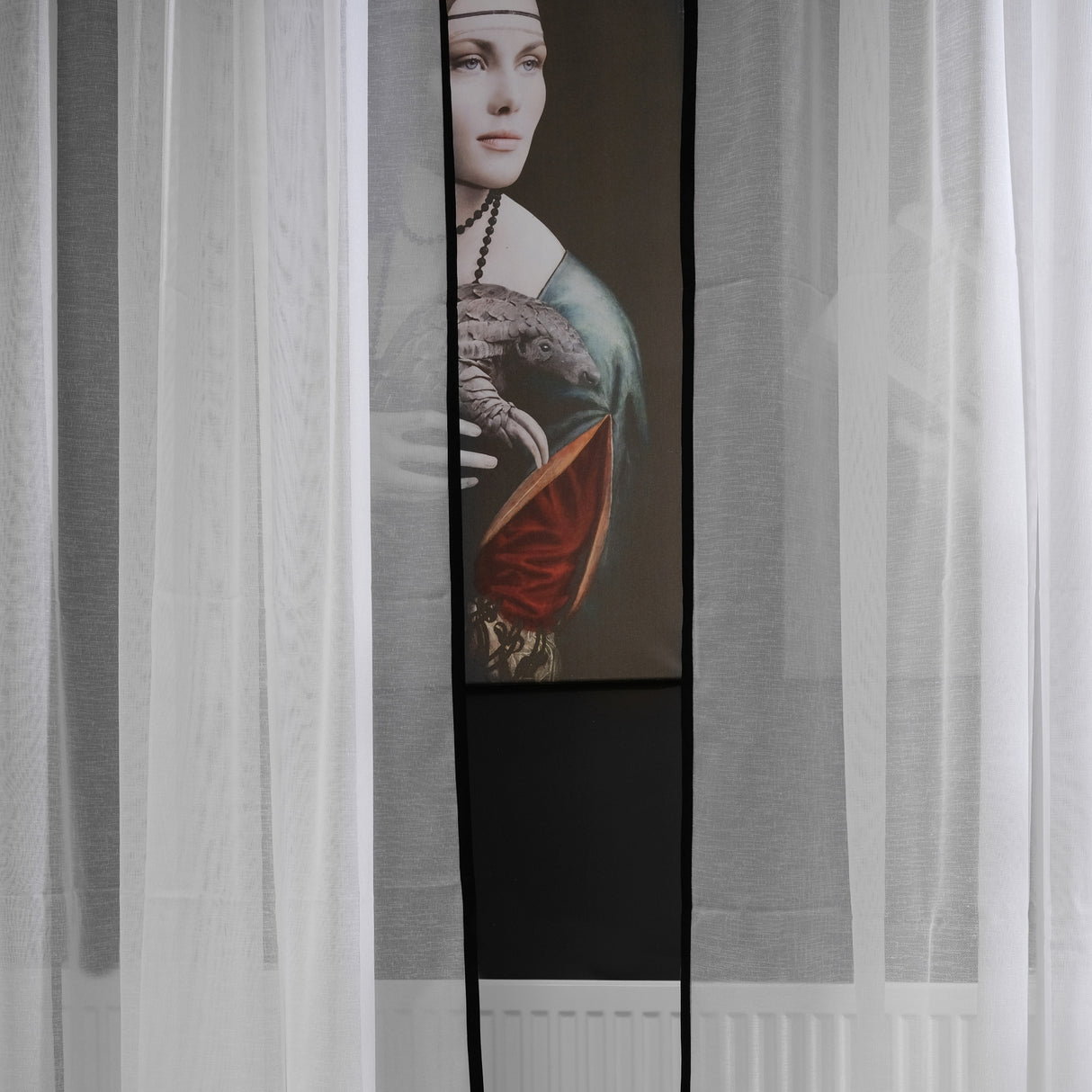 Sarum – Cortina blanca transparente con ribete negro refinado – Para interiores minimalistas y sofisticados