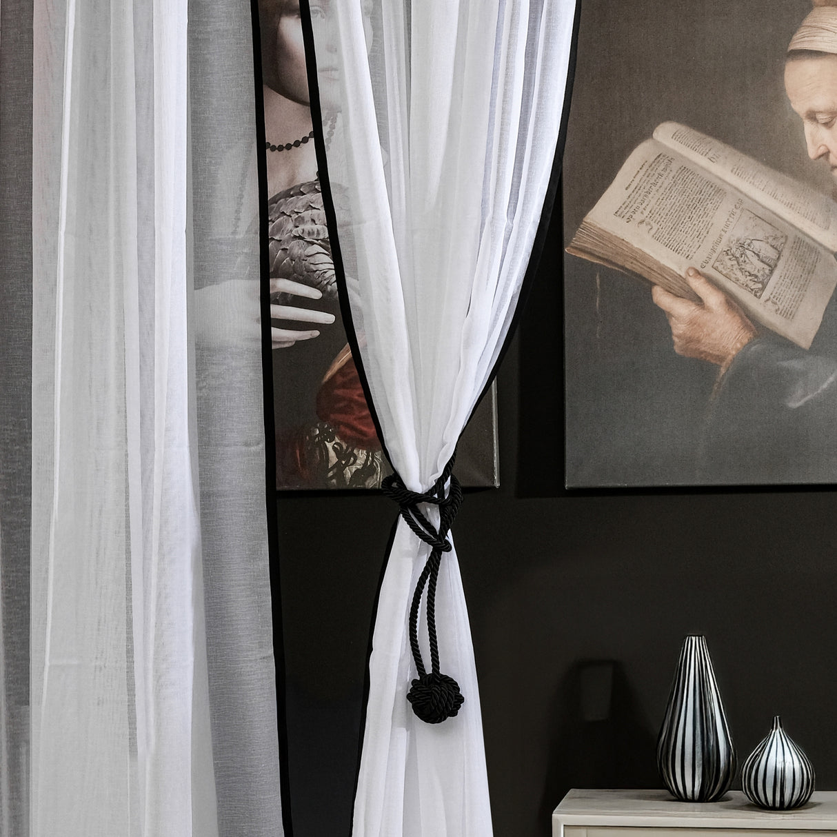 Sarum – Cortina blanca transparente con ribete negro refinado – Para interiores minimalistas y sofisticados