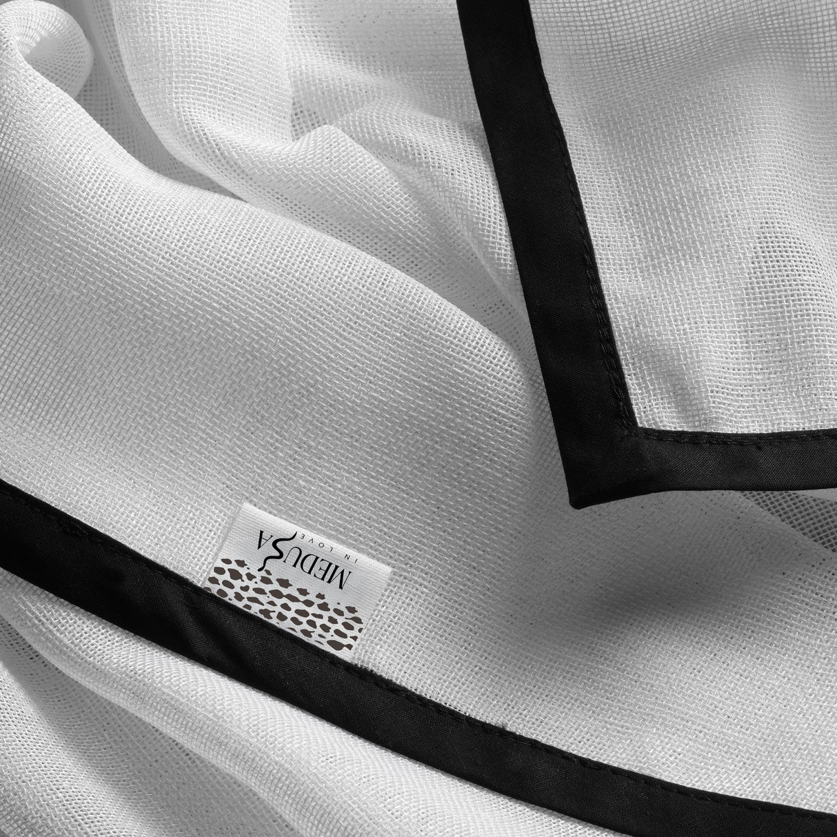 Sarum – Cortina blanca transparente con ribete negro refinado – Para interiores minimalistas y sofisticados