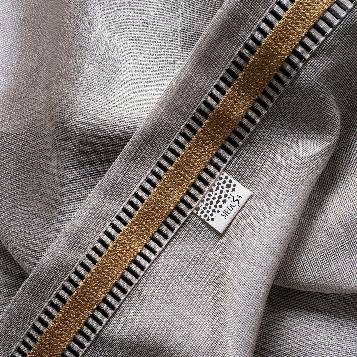 Sauro - Cortina transparente con efecto lino en bouclé mostaza con ribete de bouclé mostaza de primera calidad: para interiores contemporáneos y elegantes