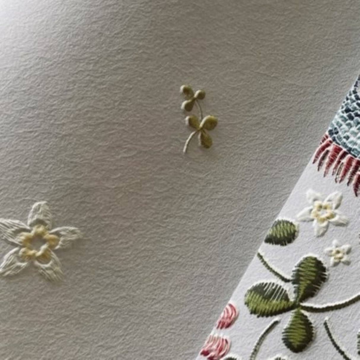 Tiny Flowers Wallpaper – Available in Printed and Embossed Versions for Elegant, Nature - Inspired Interiors