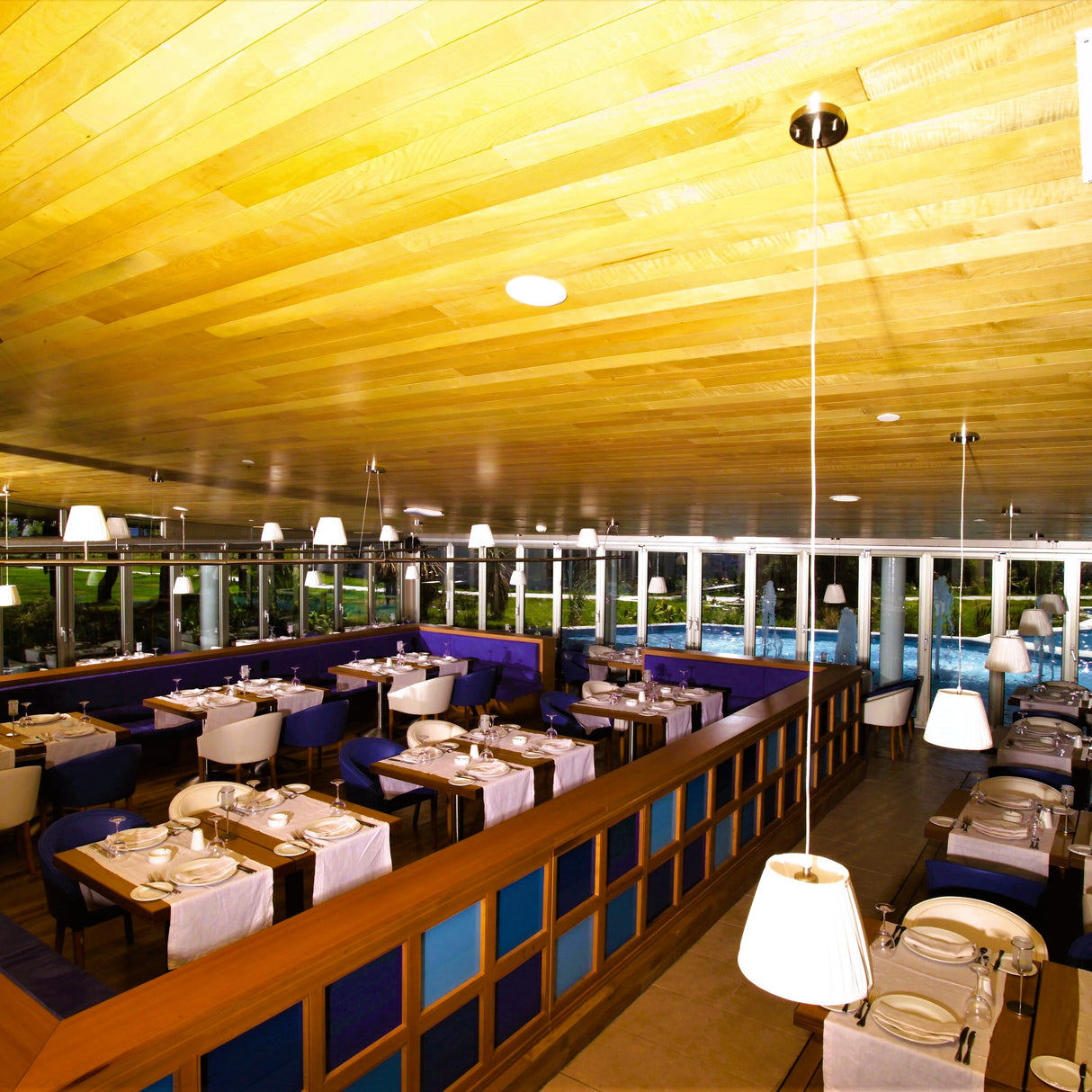 Obras de acondicionamiento del restaurante griego Mako en Antalya, Turquía: espacios mediterráneos en tonos azules.