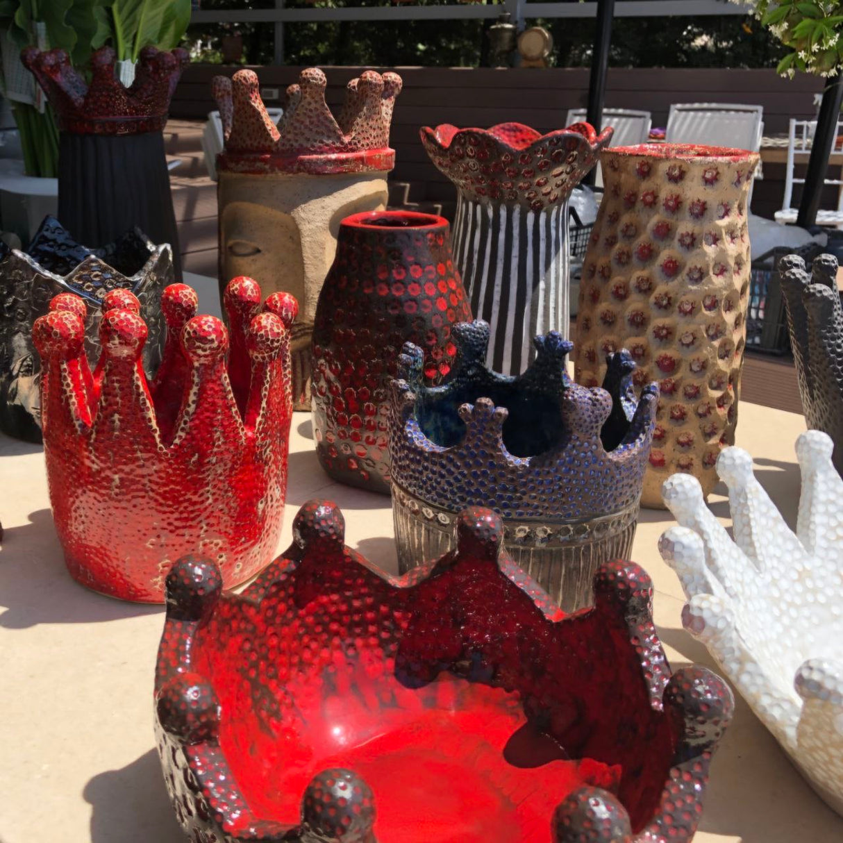 Crown Red - Jarrones y cuencos de cerámica hechos a mano de la serie Crown - Colección Artística Real