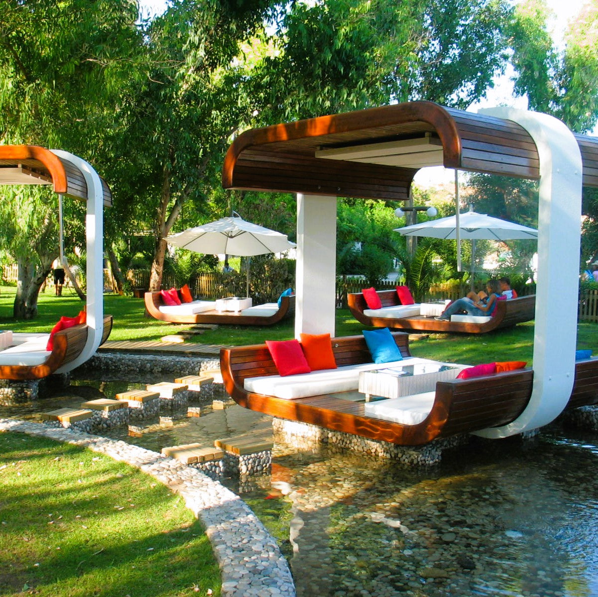 Savi Beach Design & Fit-Out Works en Antalya, Turquía: Espacios de ocio y estilo de vida en la costa mediterránea.