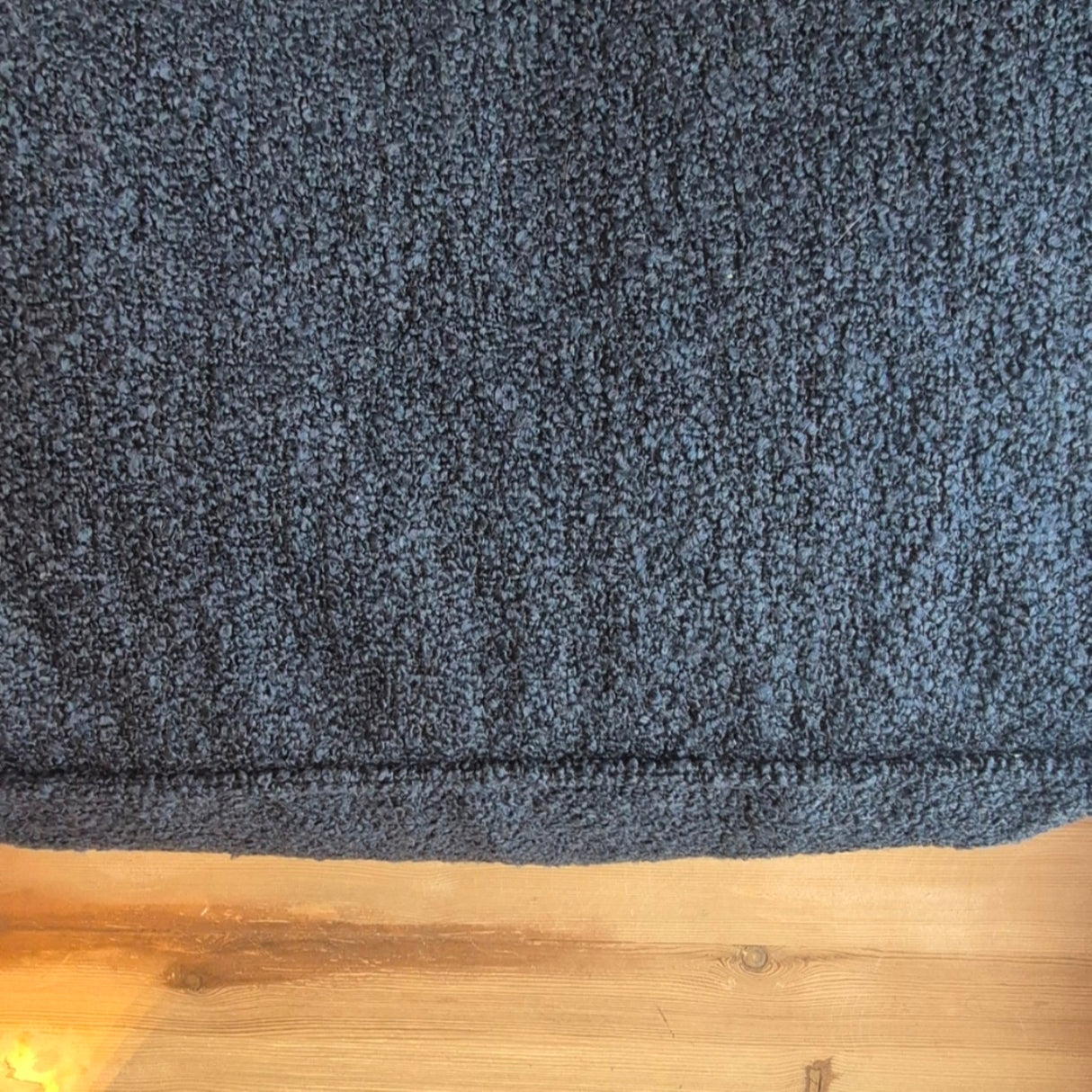 Puf Nox: otomana azul hecha a mano con diseño de tejido bouclé texturizado