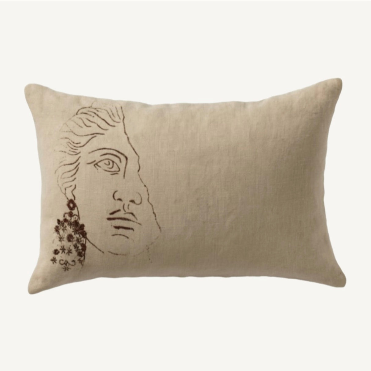 Cojín de lino bordado a mano Mythos Sophie beige: un elegante detalle decorativo para interiores con estilo.