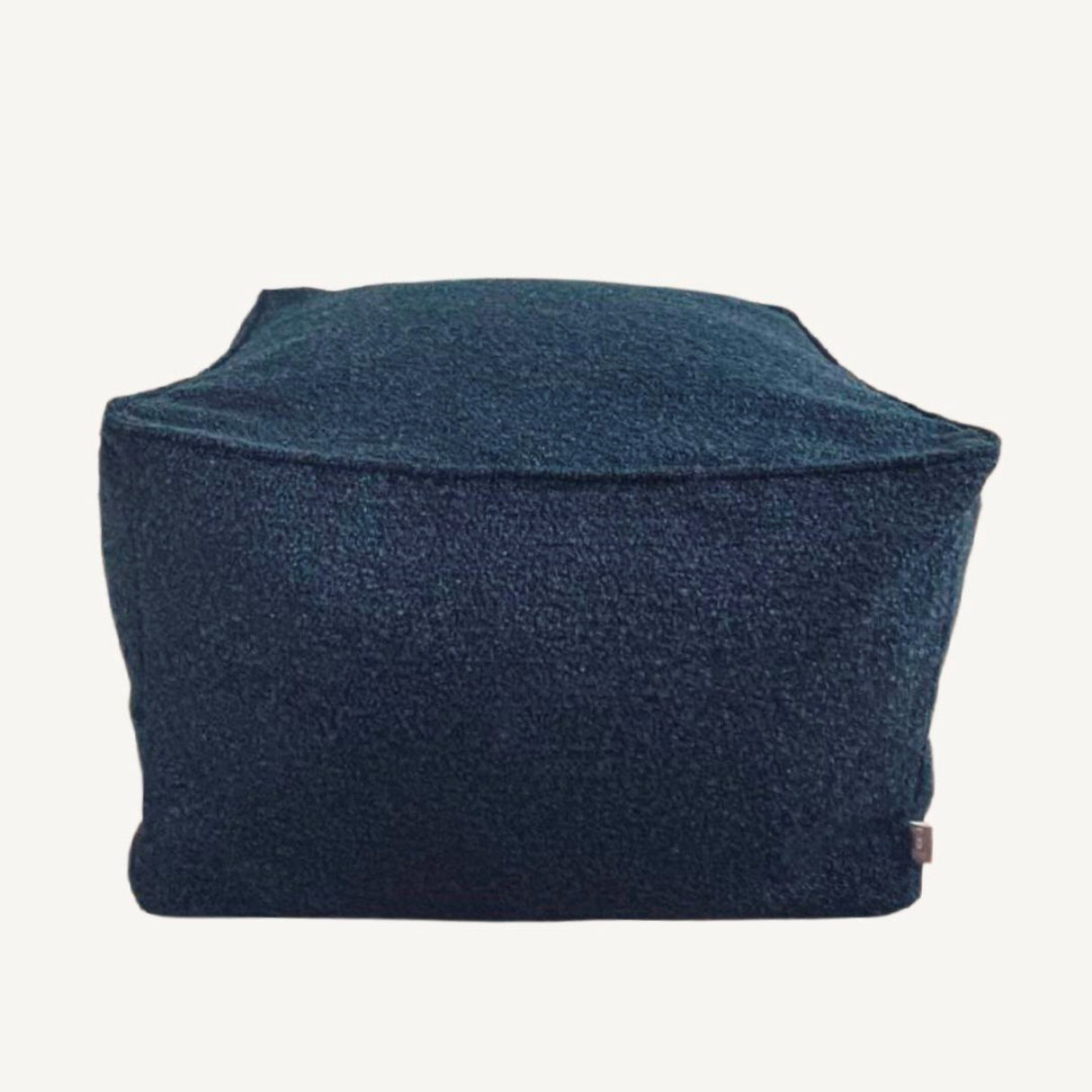 Puf Nox: otomana azul hecha a mano con diseño de tejido bouclé texturizado