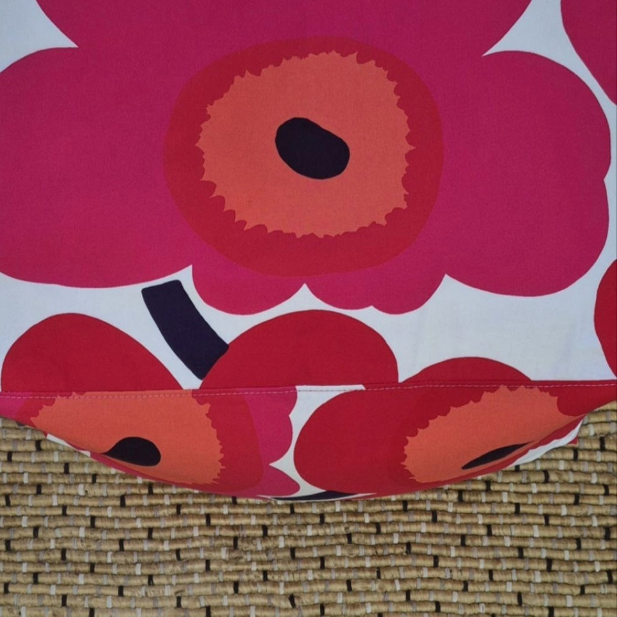 Puf Maxi Bloom-Pop: Asiento otomano hecho a mano con estampado floral de tela Marimekko