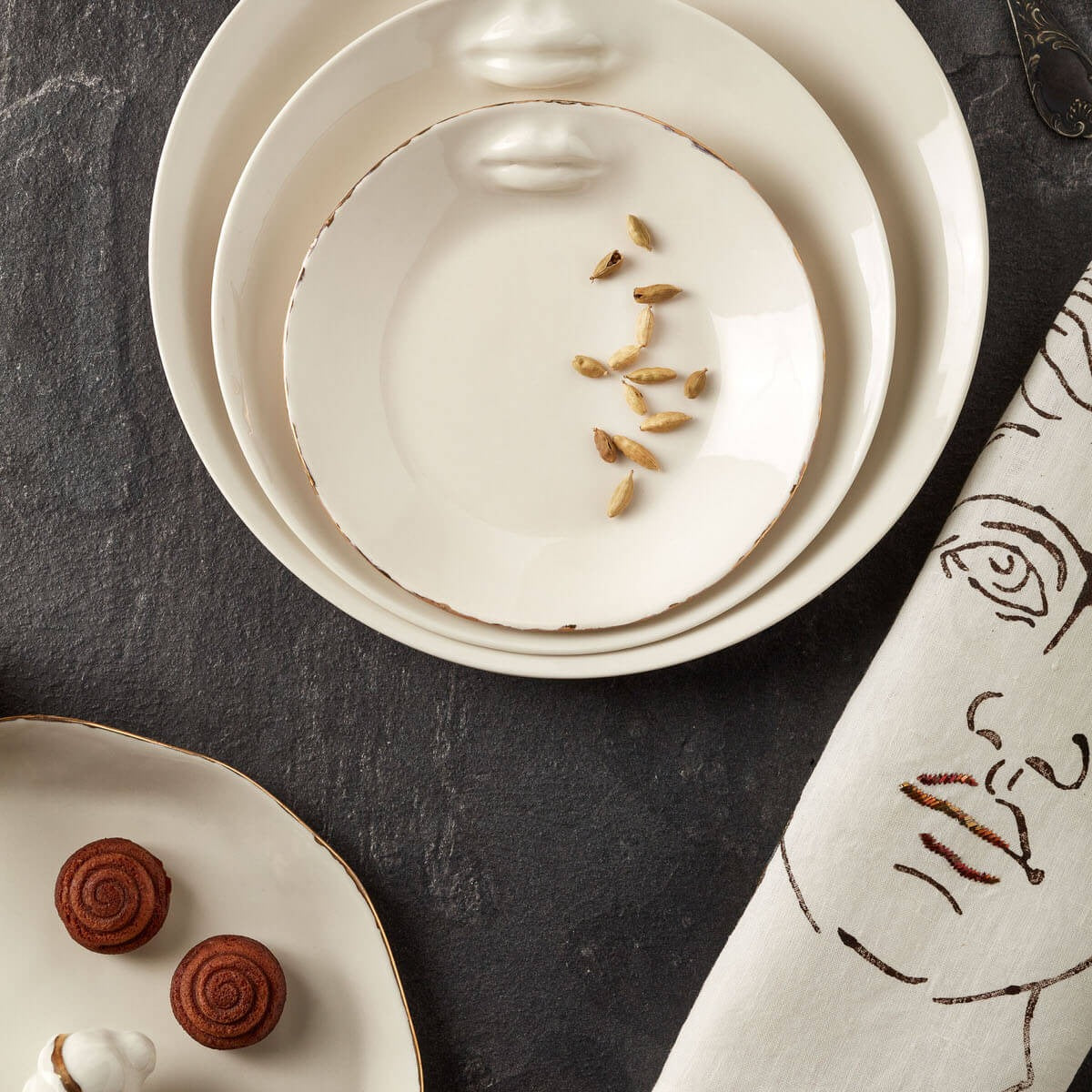 Mantel individual de lino bordado a mano Mythos Sophie beige: un elegante detalle decorativo para interiores con estilo.