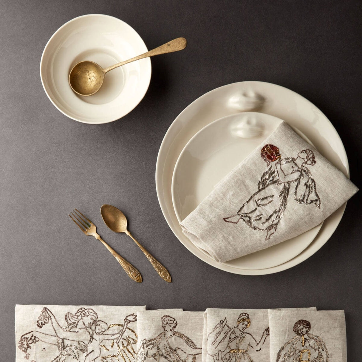 Juego de vajilla de porcelana Psyche de 3 piezas: vajilla elegante para mesas de comedor con estilo.