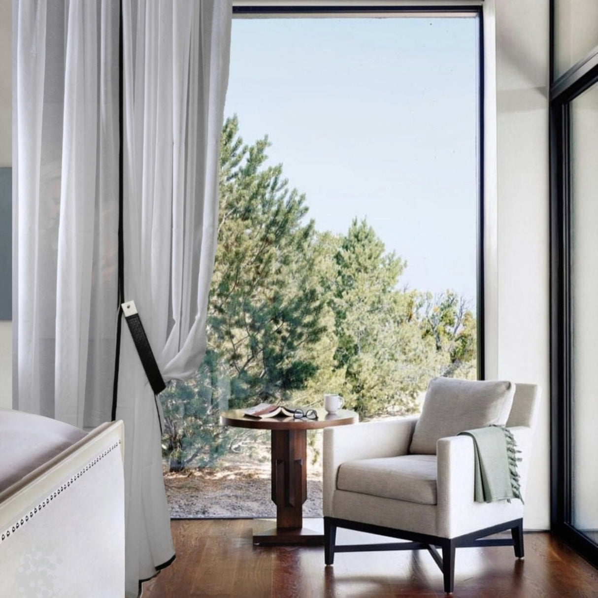 Sarum – Cortina blanca transparente con ribete negro refinado – Para interiores minimalistas y sofisticados