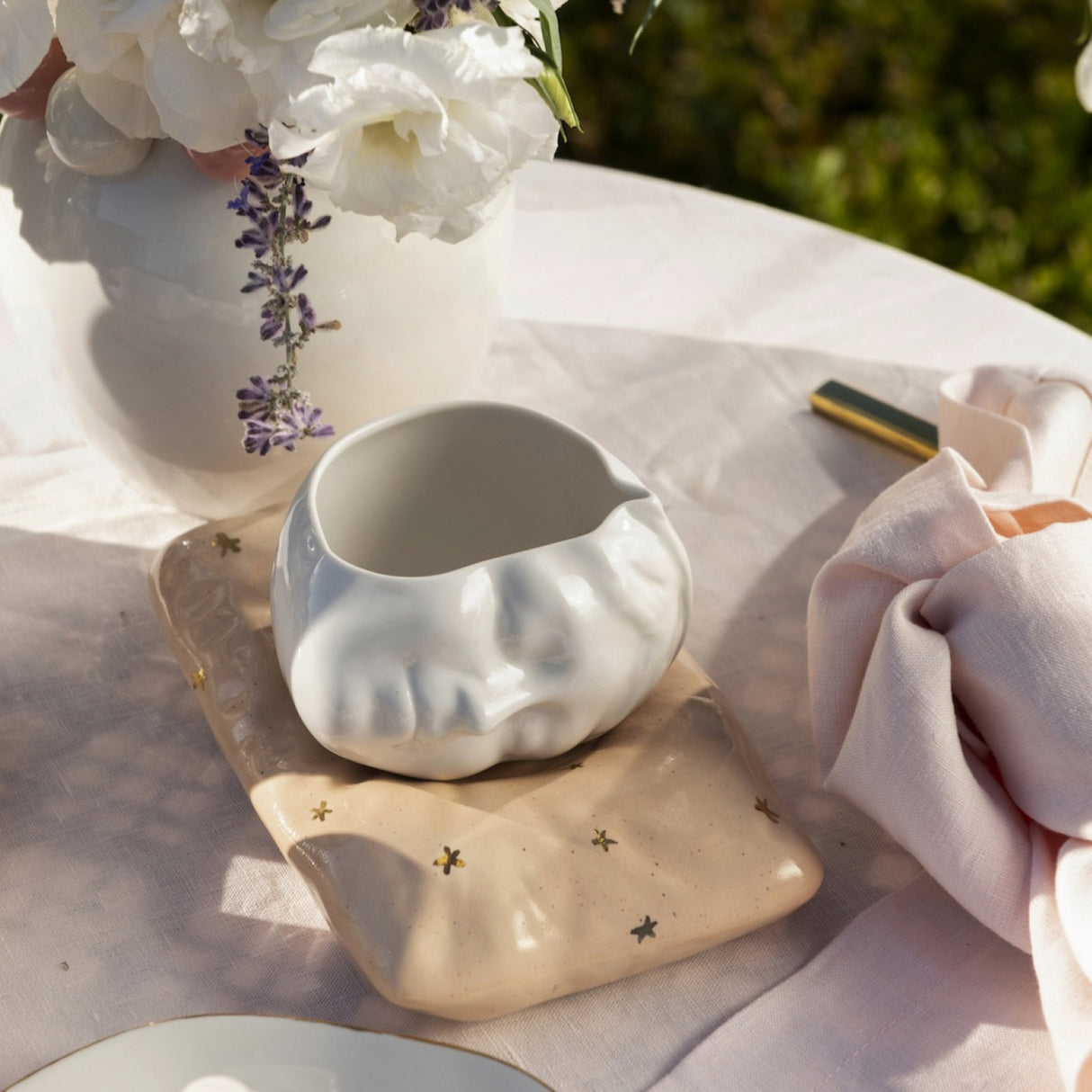 Juego de taza y almohada "La Bella Durmiente" de 260 ml, color salmón: vajilla elegante con detalles en oro de 24 quilates para interiores con estilo.