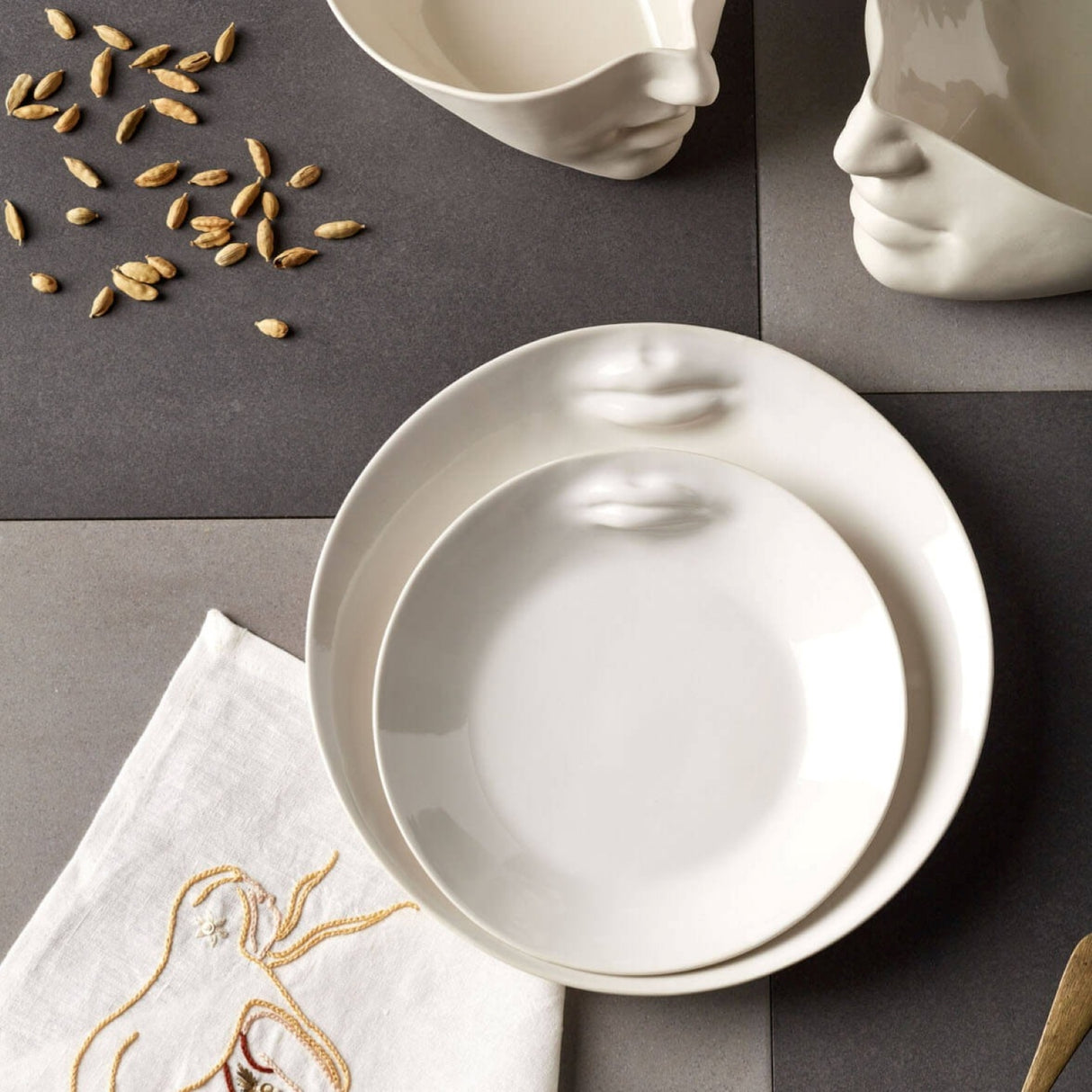Juego de vajilla de porcelana Psyche de 3 piezas: vajilla elegante para mesas de comedor con estilo.