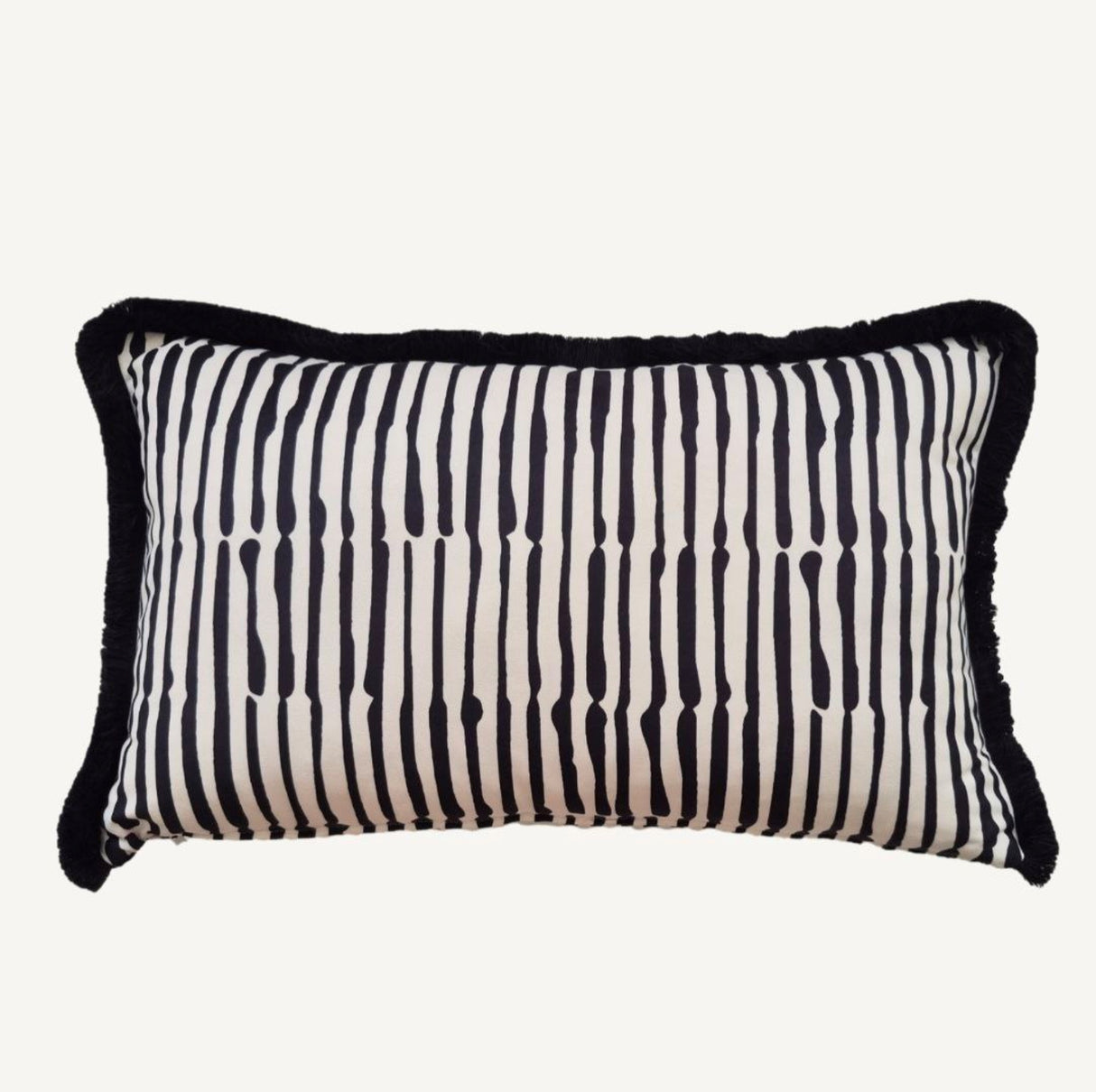 Cojín Sahra: almohada decorativa de ante sintético con elegantes volantes de polialgodón