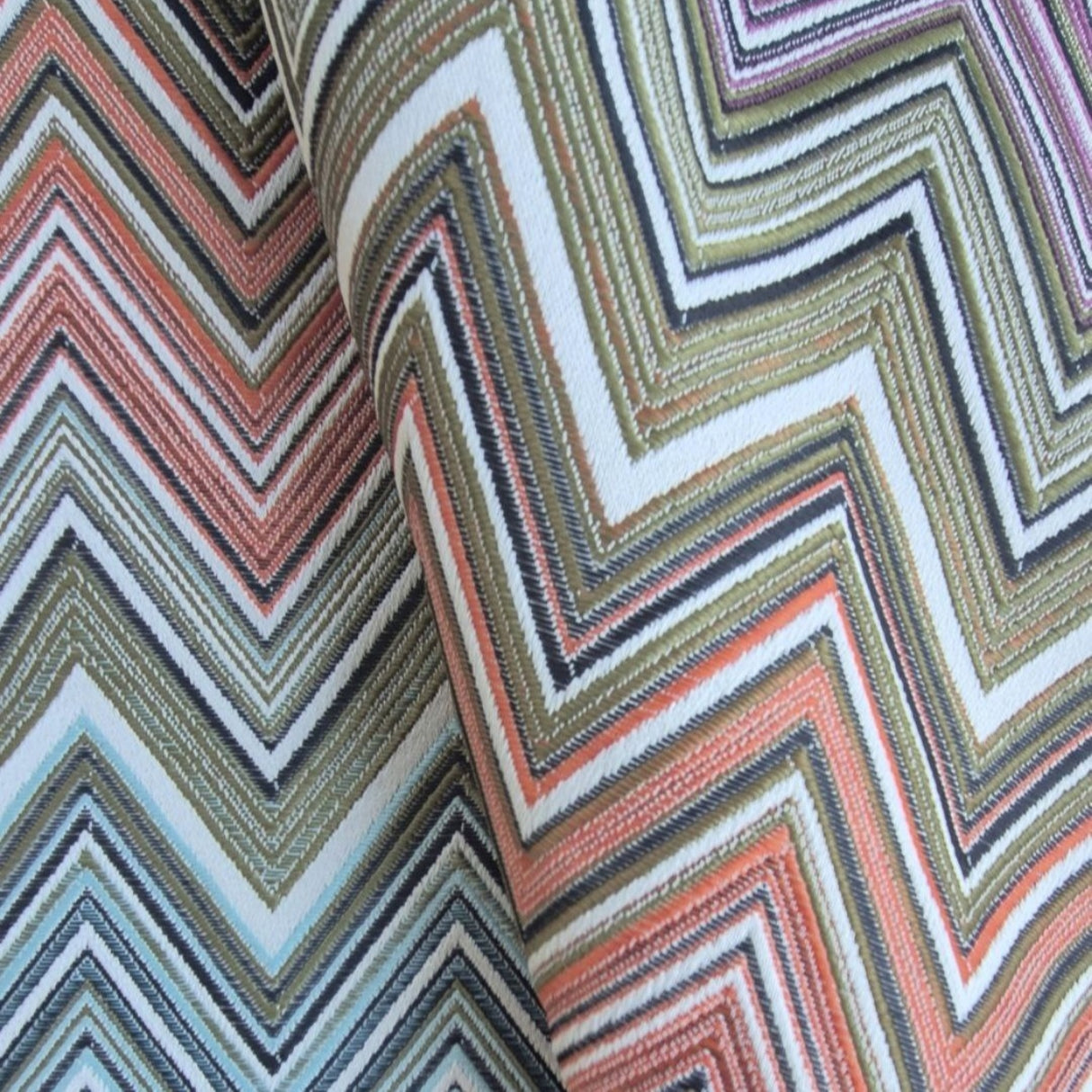 Ziggy W03 Çok Renkli Chevron Dokuma Kumaş – %100 Polyester Döşemelik ve Perde Malzemesi, Türkiye'de Üretilmiştir
